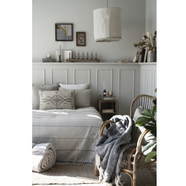 Narzuta z  szarymi paskami w poprzek